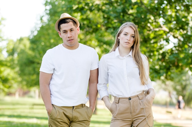 Jeune couple, poser, dans parc