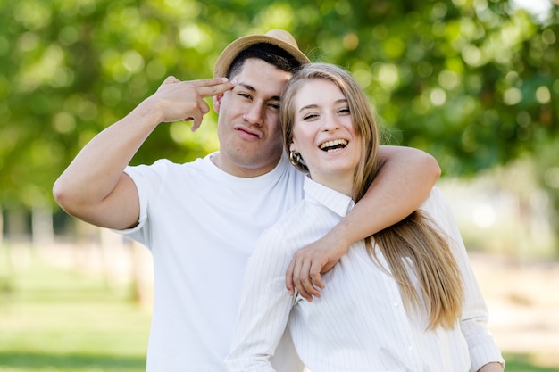 Jeune couple, poser, dans parc