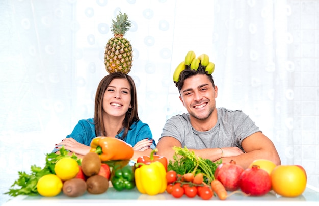 Jeune, Couple, Poser, Maison, Cuisine, Sain, Végétarien, Nourriture, Fruit