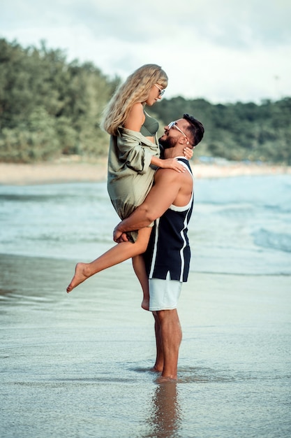 Jeune couple, poser, plage