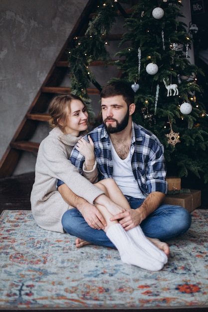 Jeune couple positif étreindre et se détendre dans une chambre confortable ensemble