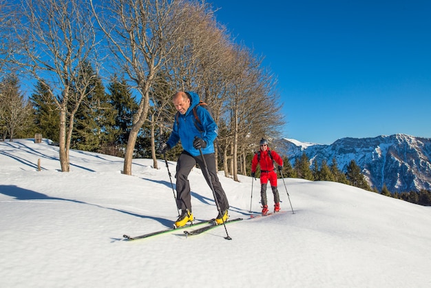 Jeune couple pratiquant le ski sur la montagne