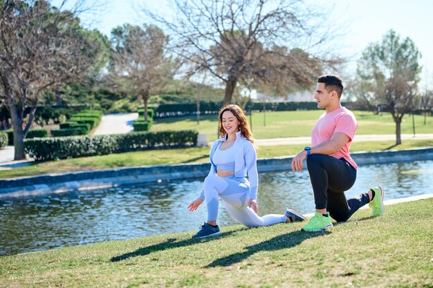 Jeune couple pratiquant des sports à l'extérieur