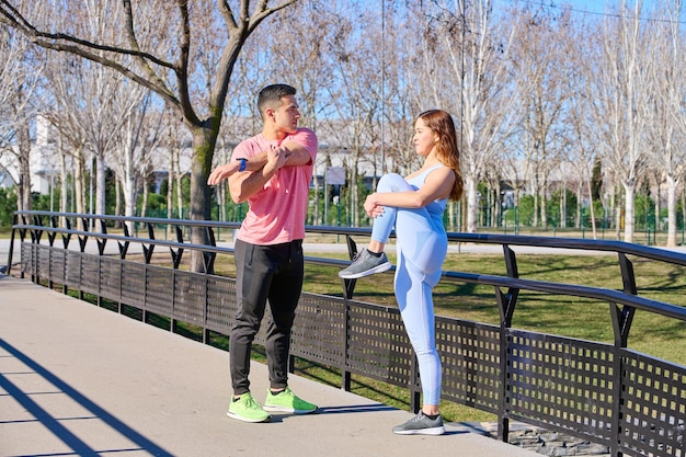 Jeune couple pratiquant des sports à l'extérieur