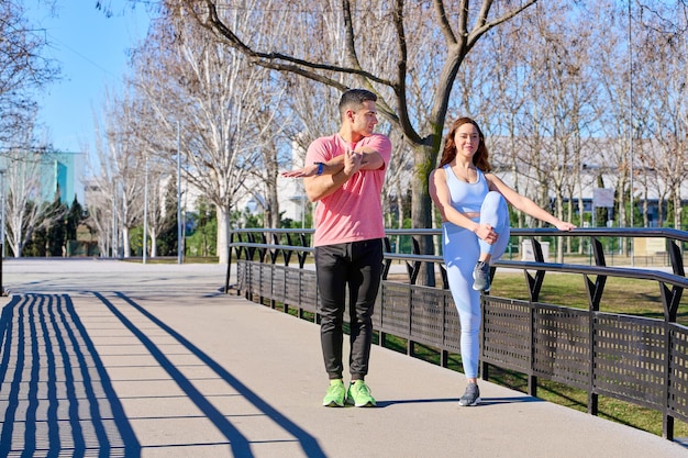 Jeune couple pratiquant des sports à l'extérieur