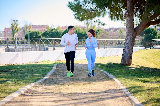 Jeune couple pratiquant des sports à l'extérieur