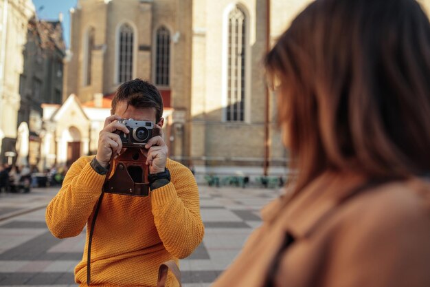 Jeune couple prenant une photo en visitant la ville