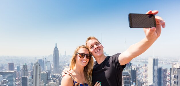 Jeune Couple prenant Selfie à New York