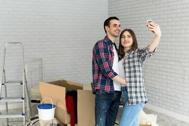 Jeune couple prenant un selfie