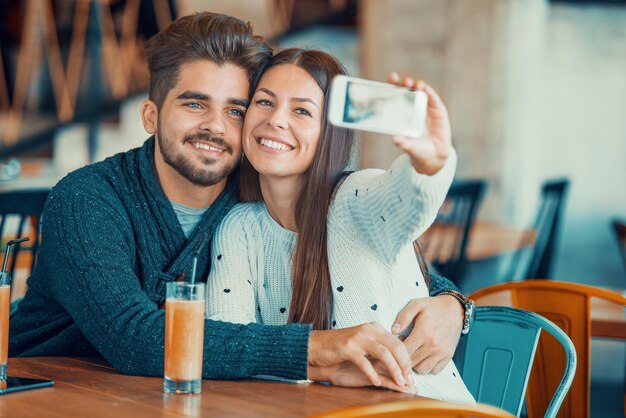 Jeune couple prenant une selfie