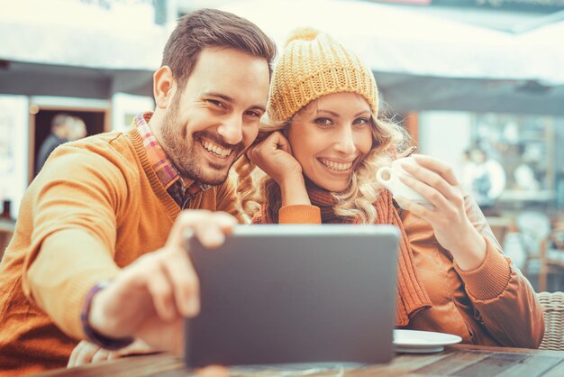 Jeune couple prenant selfie