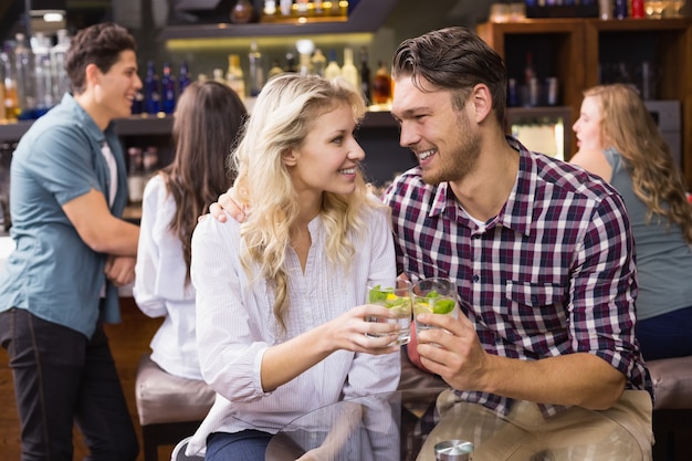 Jeune couple prenant un verre ensemble