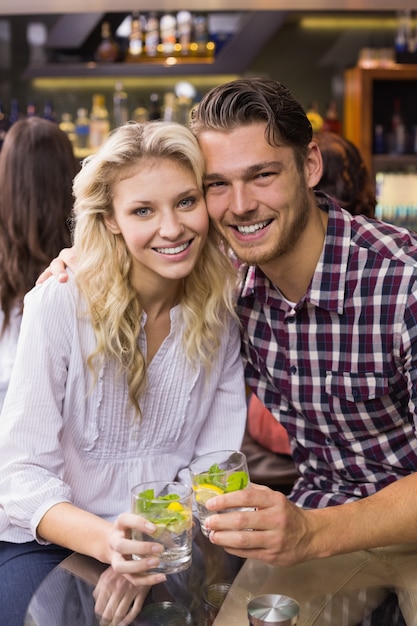 Jeune couple prenant un verre ensemble