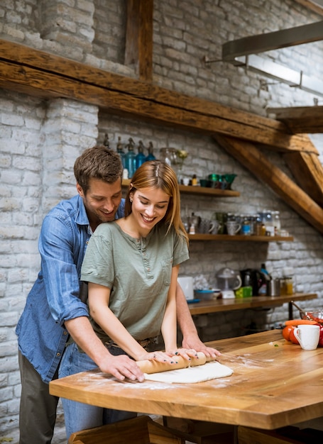 Jeune, couple, préparer, pâte, maison, rustique, cuisine