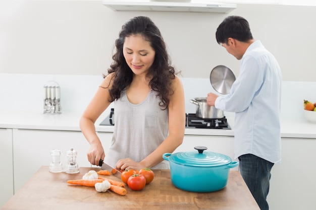 Jeune couple, préparer un repas ensemble dans la cuisine