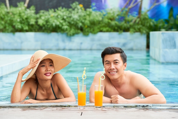 Jeune couple près de la piscine