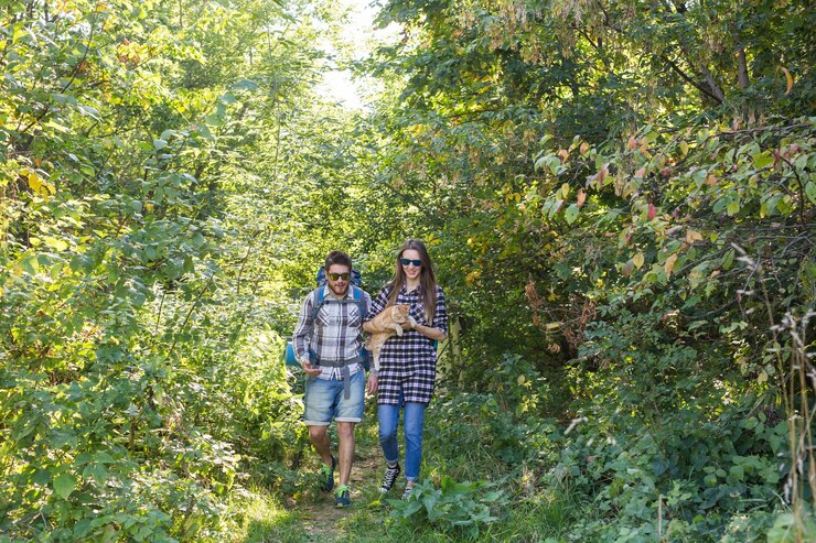Photo un jeune couple près des plantes.