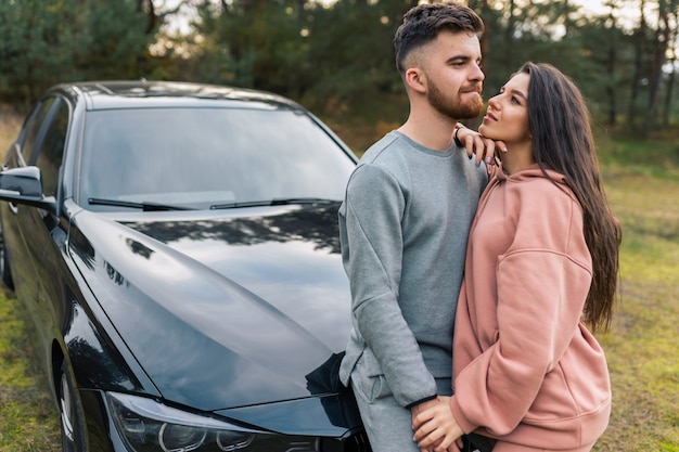 Jeune couple, près, voiture