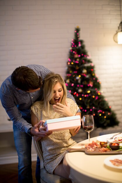 Jeune couple avec présent au moment de Noël