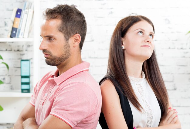 Photo un jeune couple a des problèmes