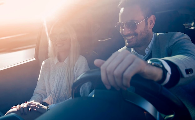 Photo jeune couple profitant de la route