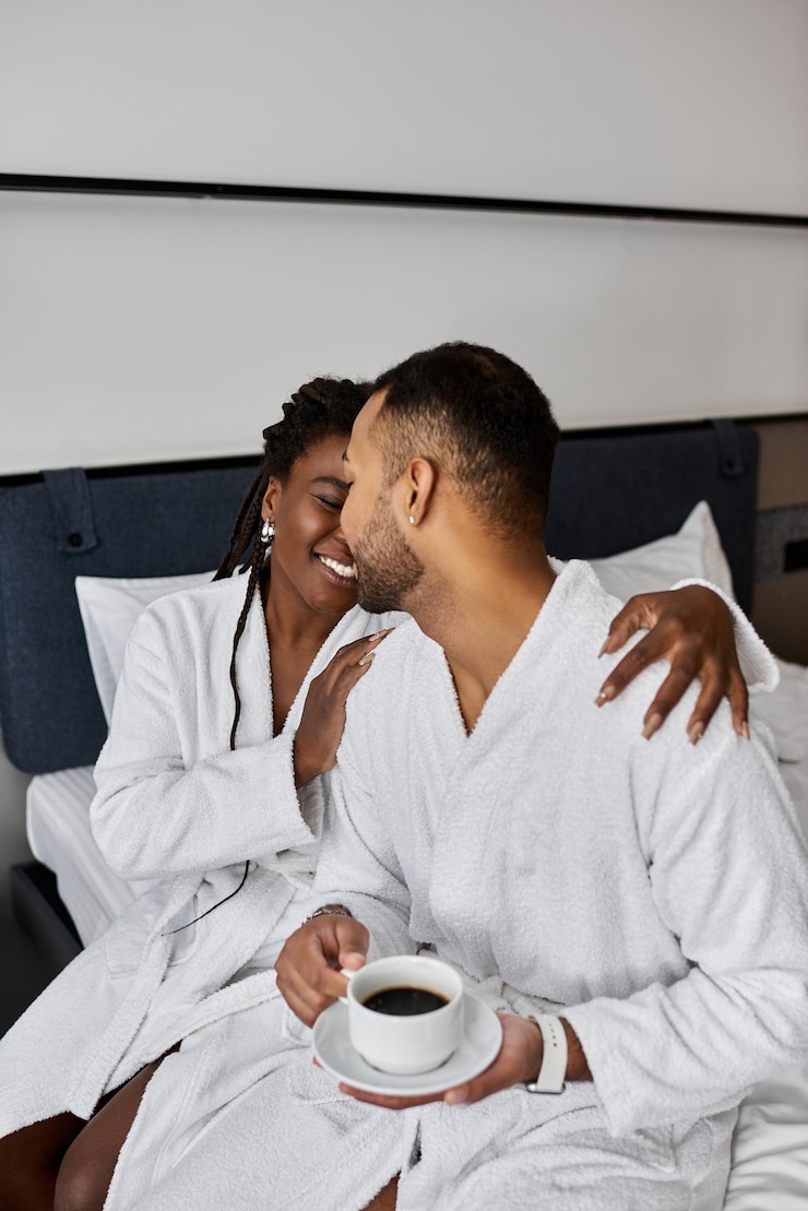 Photo un jeune couple profitant d'une vacances romantiques ensemble dans une chambre d'hôtel avec du café au lever du soleil