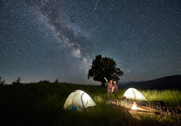 Jeune couple profitant de la vue sur le beau ciel nocturne