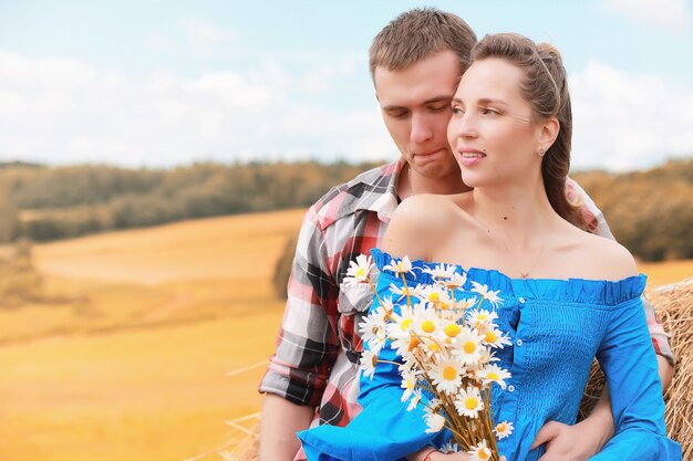 Jeune couple en promenade dans les champs de campagne en automne