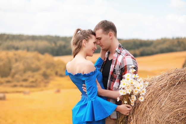 Jeune couple en promenade dans les champs de campagne en automne