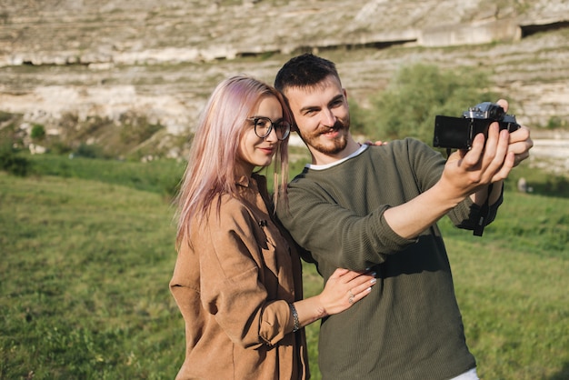 Jeune couple, randonnée, prendre, selfie, heureux, jeune homme, et, femme, prendre, autoportrait, à, paysage montagne