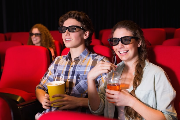 Jeune couple en regardant un film en 3d