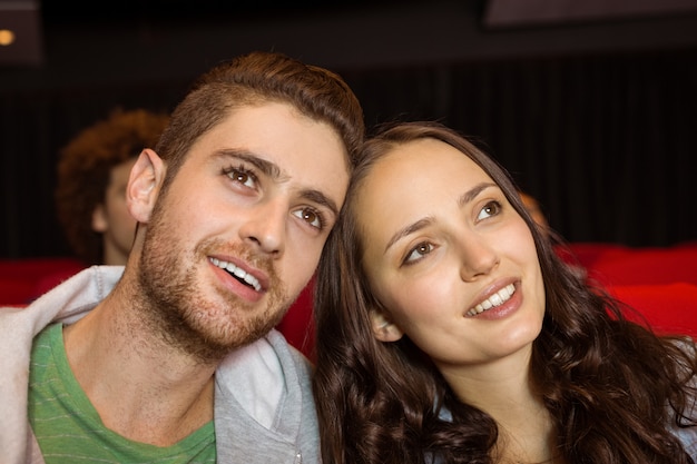 Jeune couple regardant un film au cinéma