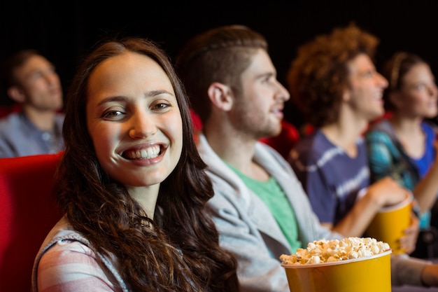 Photo jeune couple en regardant un film