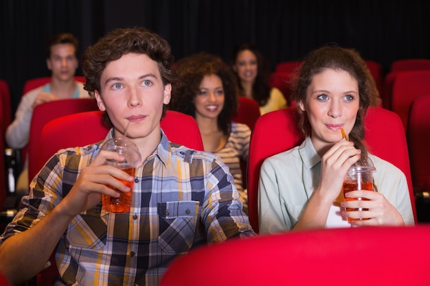 Jeune couple en regardant un film