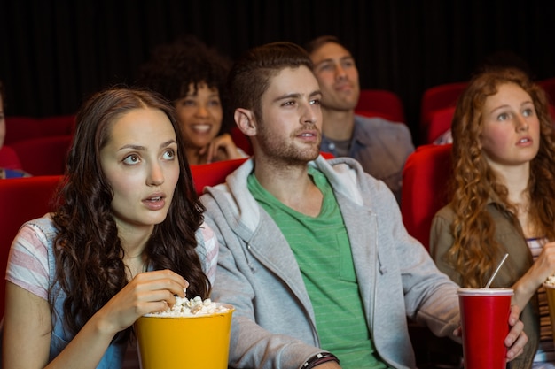 Jeune couple en regardant un film