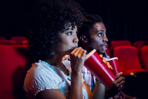 Photo jeune couple en regardant un film