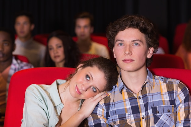 Jeune couple en regardant un film