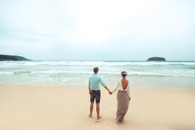 Jeune couple regardant la mer. Phuket. Thaïlande. vue arrière