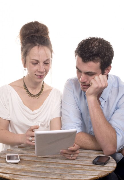 Jeune couple en regardant une tablette