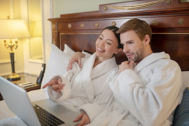 Un jeune couple regardant des vidéos drôles ensemble