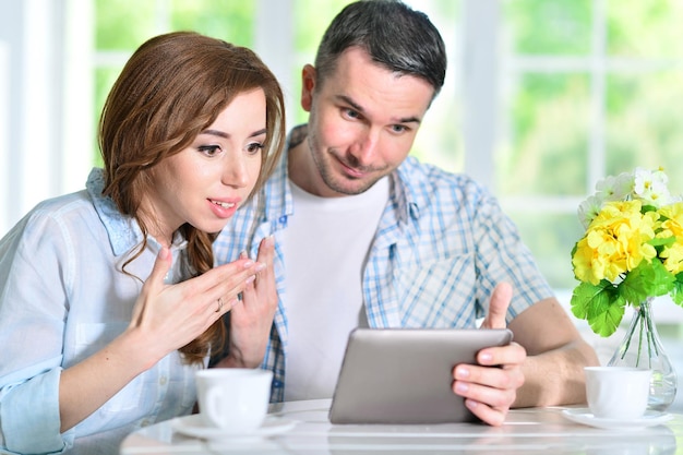 Jeune couple, regarder, tablette numérique