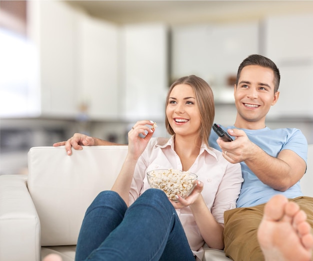 jeune couple, regarder télé, chez soi