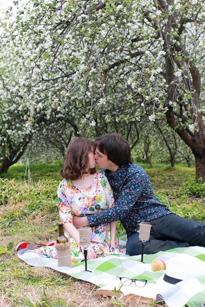 Un jeune couple à un rendez-vous à l'extérieur de Spring Park.