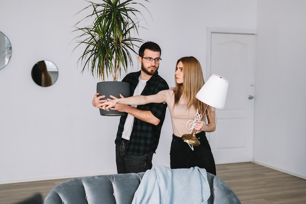 Jeune couple rénovant leur nouvelle maison et déménageant des meubles ensemble.