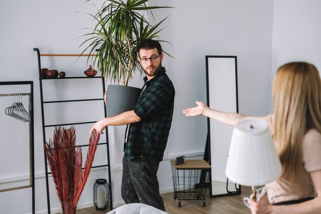 Jeune couple rénovant leur nouvelle maison et déménageant des meubles ensemble.