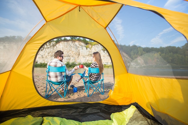 Jeune couple, reposer, près, tente camping