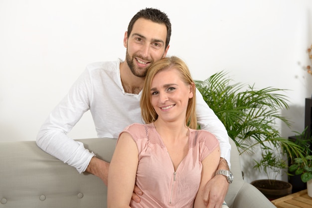 Jeune couple, reposer, sofa