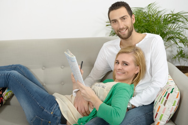 Jeune couple, reposer, sofa