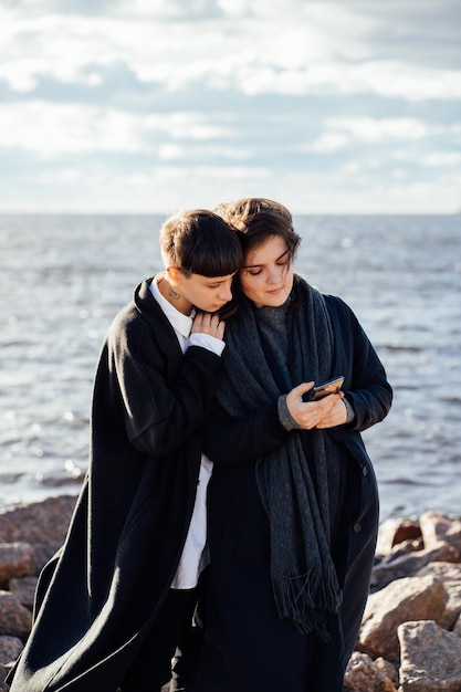 Photo un jeune couple sur le rivage