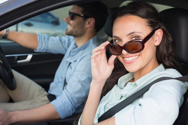 Jeune couple sur un road trip